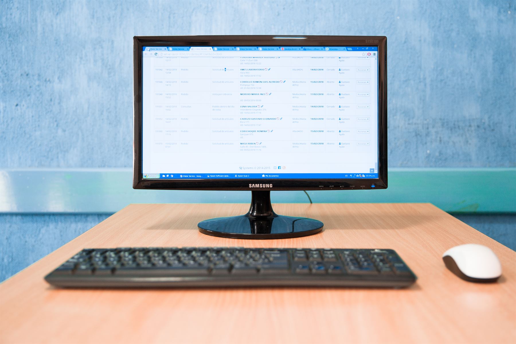 Puesto de trabajo con el sistema abierto mostrando el listado de pedidos y reclamos de clientes