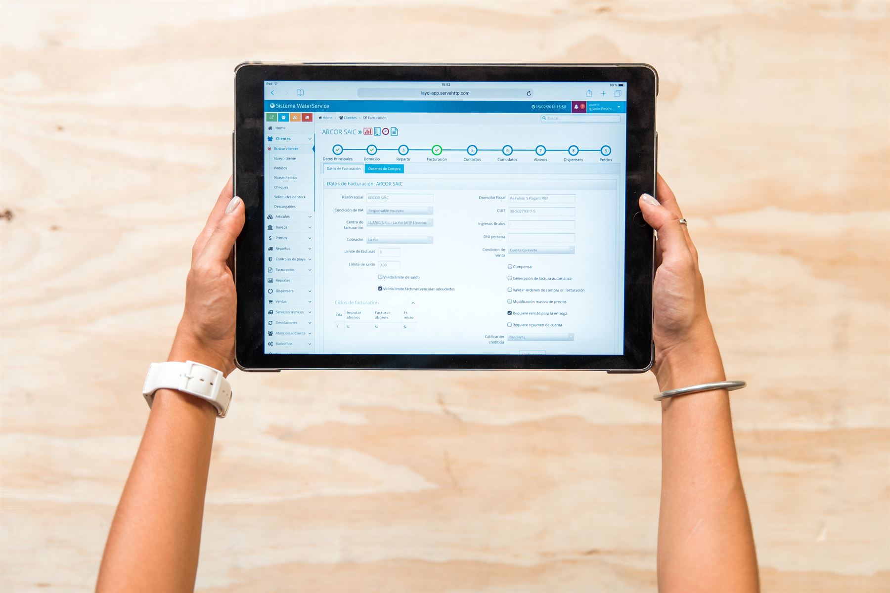 Ficha de cliente del sistema abierta en una tablet, con datos de facturación y reparto